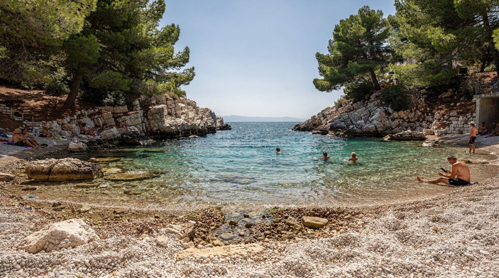 Las mejores playas cerca de Split: guía realista para 2026 — Guía honesta de las mejores playas cerca de Split: Bačvice, Kaštelet, Stobreč, K